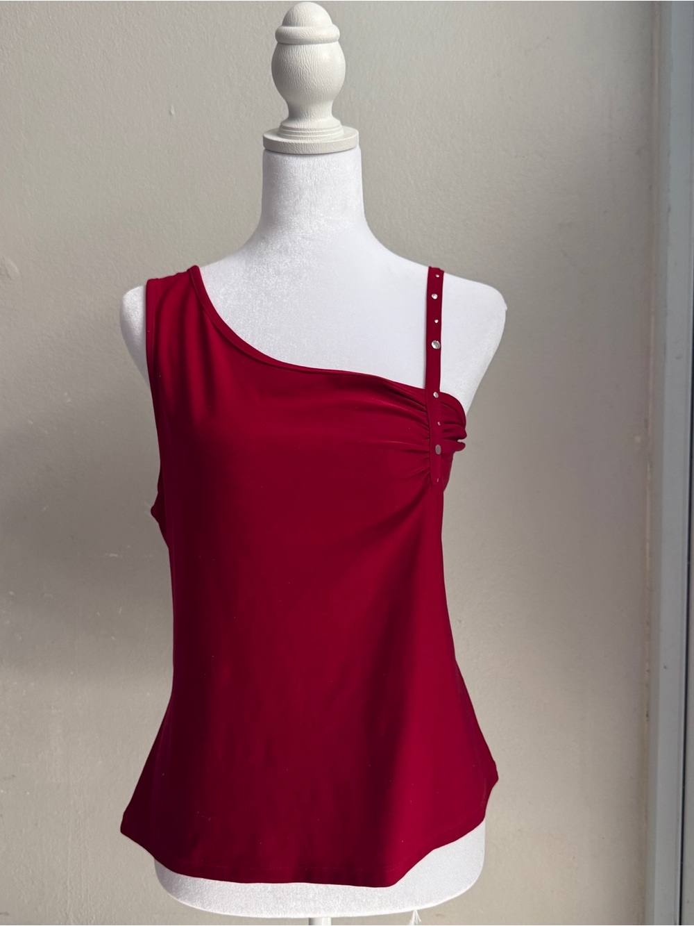 Asymmetric One-Shoulder Red Sleeveless Top with Studded Strap